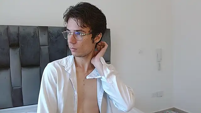 Snapshot of VIKTORNOIR chatting on October 15, 2025, 1:44 pm VIKTORNOIR online show from October 15, 2025, 1:44 pm