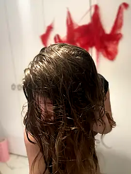 TenderLaGlamor online show from October 18, 2025, 5:25 pm