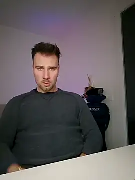 Snapshot of mrlyuis chatting on December 21, 2025, 7:43 pm mrlyuis online show from December 21, 2025, 7:43 pm