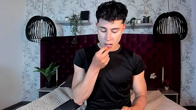 AustinJones  online show from November 19, 2025, 7:14 pm