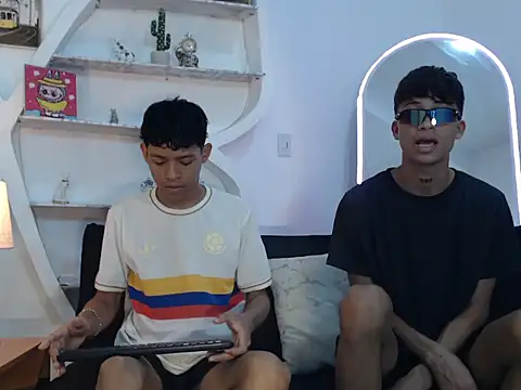 BEAUTY BOYS1 online show from September 11, 2025, 7:08 am