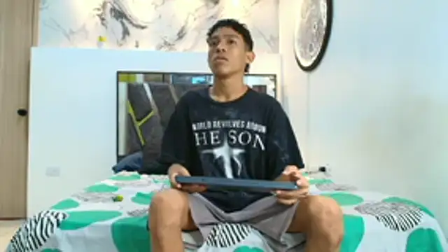 BEAUTY BOYS1 online show from October 24, 2025, 7:05 am