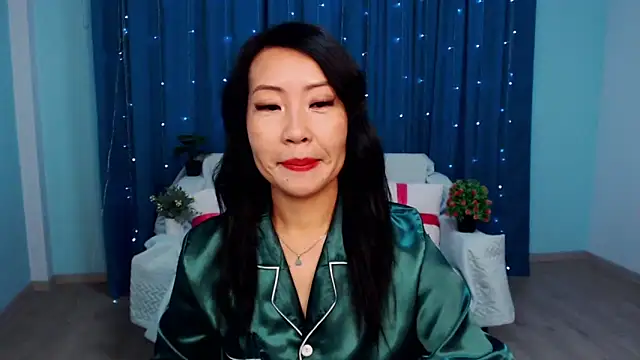 Snapshot of LiaPak chatting on October 3, 2025, 1:02 am LiaPak online show from October 3, 2025, 1:02 am