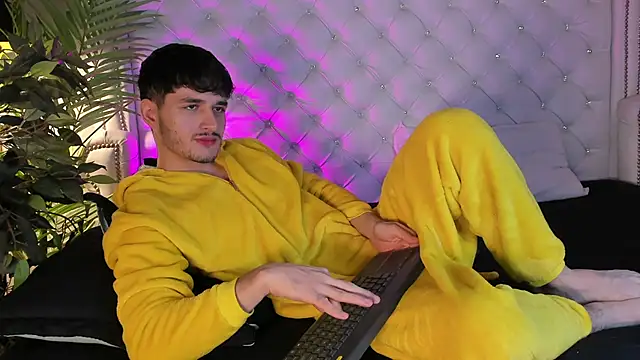 LiamMuller online show from December 3, 2025, 12:25 pm