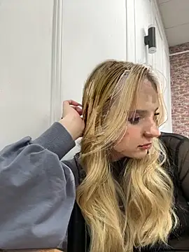 Sky Cutie online show from November 30, 2025, 4:16 am