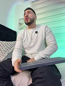 Thiago Hill online show from February 11, 2026, 1:43 am