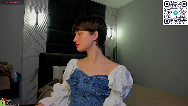 Adeline Perle online show from September 10, 2025, 12:21 am