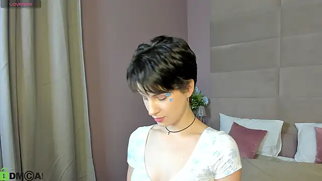 Adeline Perle online show from September 11, 2025, 1:06 am