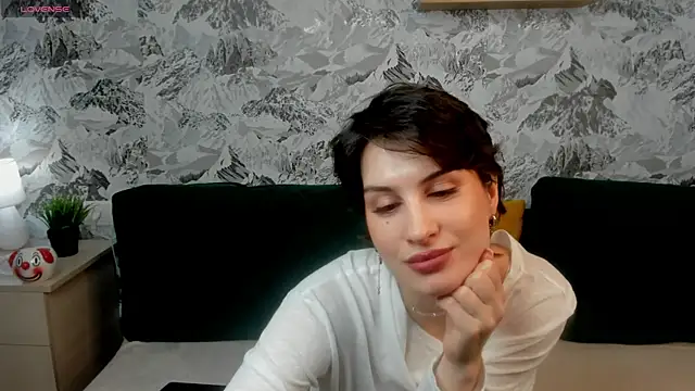 Adeline Perle online show from October 8, 2025, 1:36 am