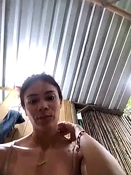 dulcelatin21 online show from November 24, 2025, 3:45 pm