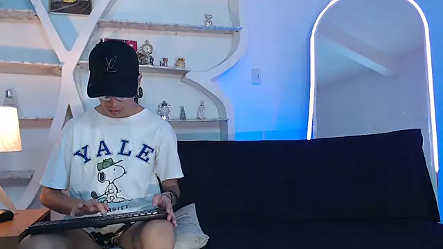 PRETTY FEM online show from September 29, 2025, 1:27 pm