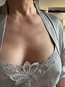 xiiuuff18 online show from September 12, 2025, 10:32 pm