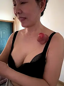 xiiuuff18 online show from October 11, 2025, 12:32 am