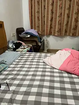 xiiuuff18 online show from April 15, 2026, 1:29 pm