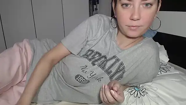 petite danielle online show from February 16, 2026, 8:32 am