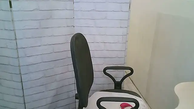 Helen xi  online show from February 11, 2026, 5:23 am