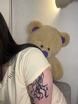 Snapshot of NicoleLeinn chatting on October 22, 2025, 2:34 am NicoleLeinn online show from October 22, 2025, 2:34 am