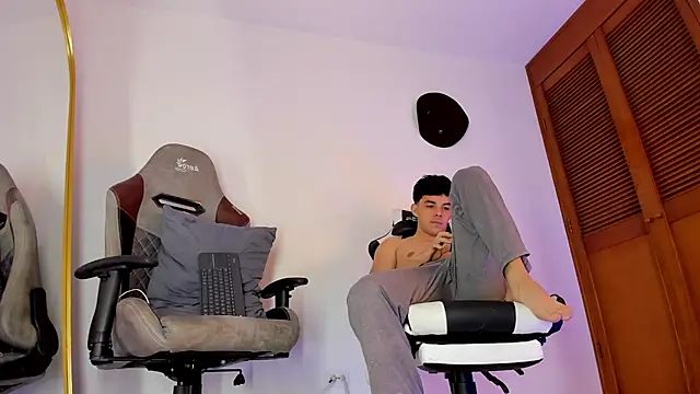 sotooliver3 online show from September 28, 2025, 8:14 pm