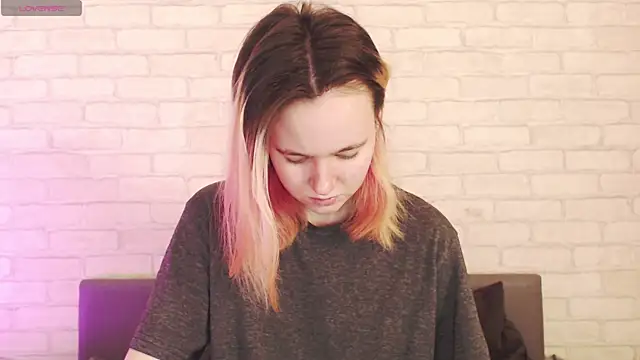 Ericha Stone online show from April 10, 2026, 1:33 am