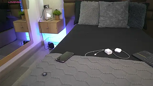 Julieth Rojas online show from April 12, 2026, 4:17 am