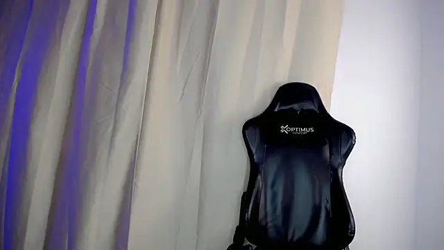 dilan hott  online show from October 25, 2025, 8:25 pm