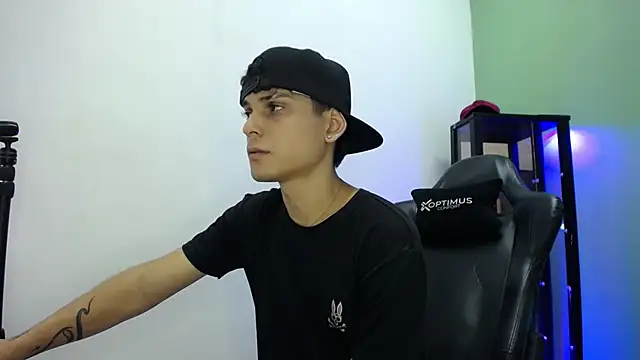 dilan hott  online show from December 13, 2025, 7:53 pm