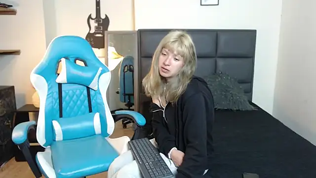 Amnesia  online show from November 17, 2025, 12:55 pm