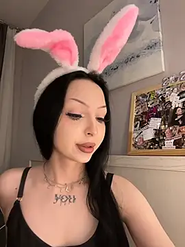 Lina Thornton  online show from April 4, 2026, 7:55 pm