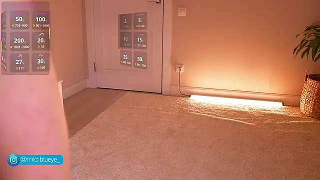 Miablueye online show from November 9, 2025, 1:53 pm