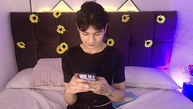 AleAurarashi online show from April 13, 2026, 5:24 am