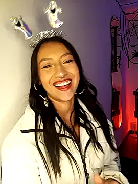 Snapshot of Luna_Moo_ chatting on October 8, 2025, 4:21 am Luna Moo  online show from October 8, 2025, 4:21 am