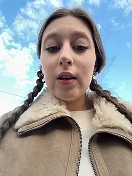 FroggyAnna online show from October 7, 2025, 1:41 pm