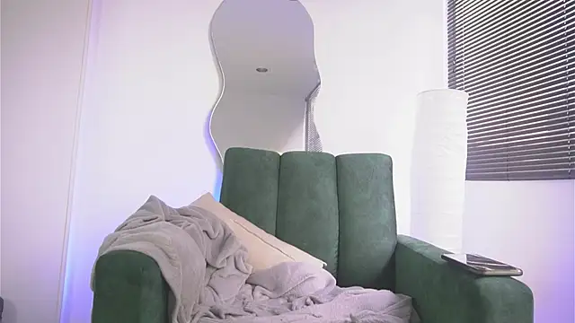 a Malgosia mako online show from October 5, 2025, 5:44 pm