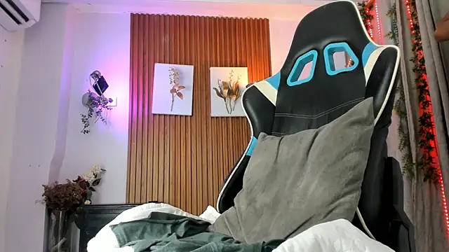 Snapshot of galactica_ chatting on December 2, 2025, 11:26 am galactica online show from December 2, 2025, 11:26 am