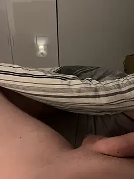 alex110429 online show from April 19, 2026, 9:06 pm