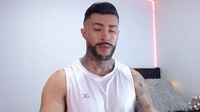 andrea de lucaa online show from October 3, 2025, 2:41 am