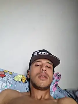 Snapshot of Santi2323xxX chatting on May 6, 2026, 9:42 pm Santi2323xxX online show from May 6, 2026, 9:42 pm