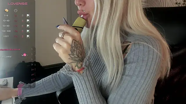 Kira Key online show from November 18, 2025, 1:55 am