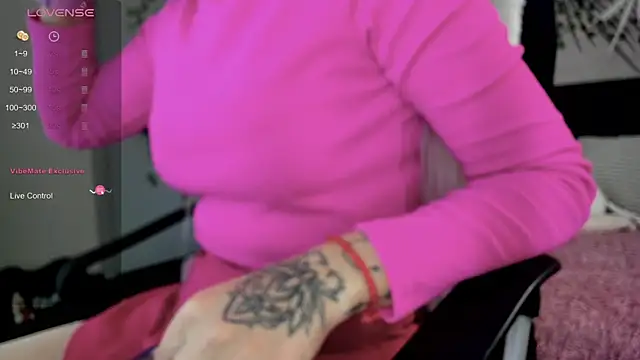 Kira Key online show from December 2, 2025, 1:55 am