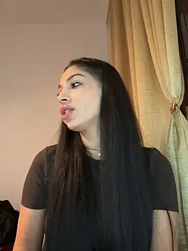 Snapshot of Bella_Vixen_ chatting on October 15, 2025, 7:03 pm Bella Vixen online show from October 15, 2025, 7:03 pm