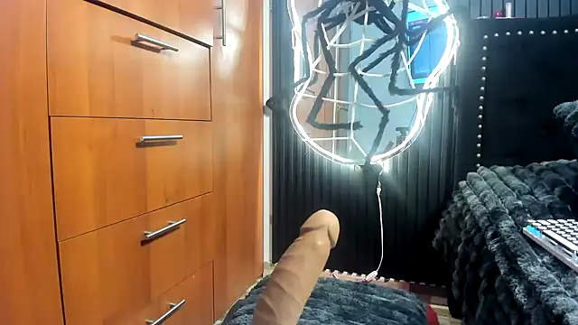 scarletr red online show from October 26, 2025, 1:11 am