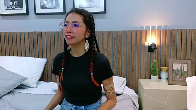 luna roja25 online show from November 24, 2025, 1:22 pm