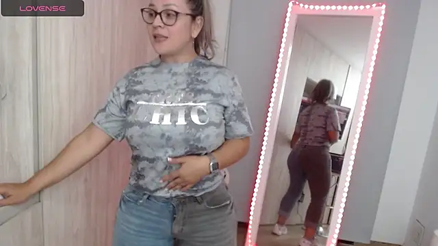 Snapshot of sophie_lopez1 chatting on December 9, 2024, 2:45 am sophie lopez1 online show from December 9, 2024, 2:45 am