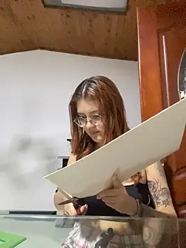 Snapshot of MiaWinxxx chatting on October 15, 2025, 10:43 pm MiaWinxxx online show from October 15, 2025, 10:43 pm