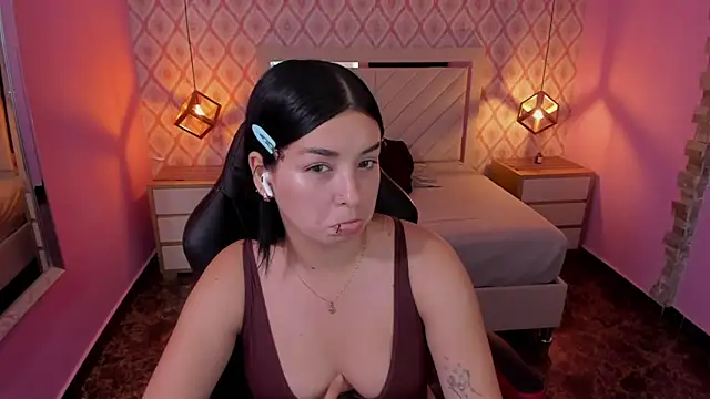 CHRISTY TEIGEN4 online show from October 4, 2025, 7:23 pm