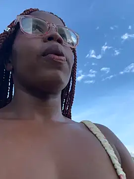 Snapshot of Sweet-Jade chatting on September 13, 2025, 9:25 pm Sweet-Jade online show from September 13, 2025, 9:25 pm