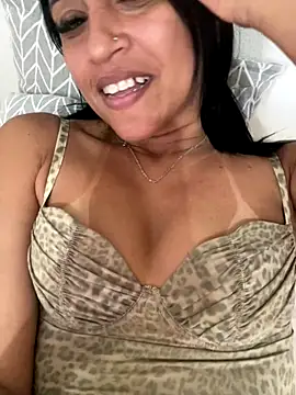 Katianesantos online show from October 9, 2025, 6:39 pm