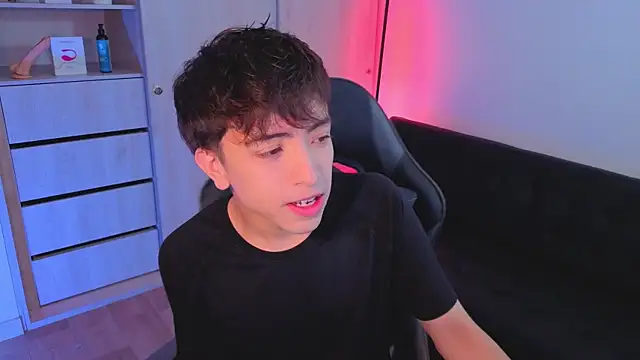 onlinenico online show from October 3, 2025, 8:06 pm