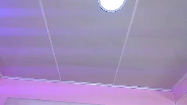 Miaa Smithh   online show from October 27, 2025, 12:31 pm