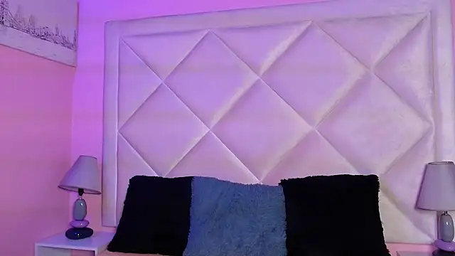 Miaa Smithh   online show from November 21, 2025, 12:59 pm